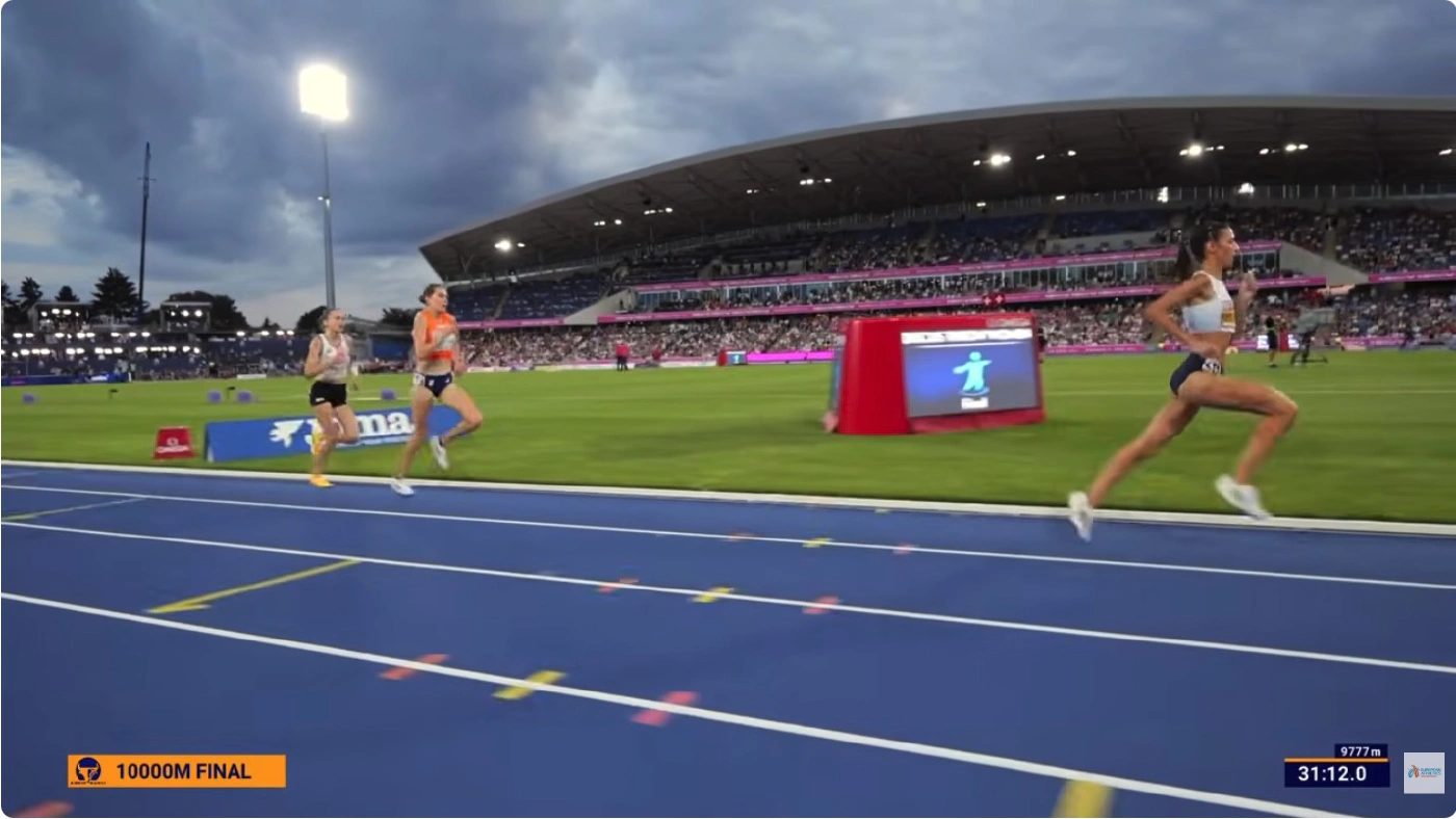 Nadia Battocletti running clear of the chasing group on the home straight of the 10,000m final in Birmingham